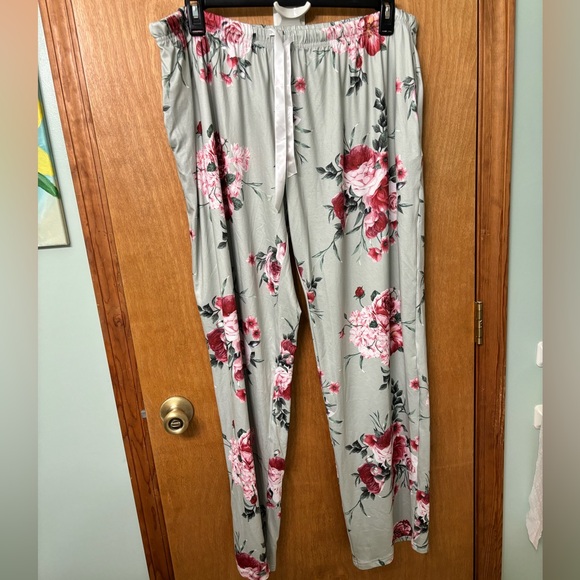 Shirley & Stone floral pajama set never worn! Size 3xl - Picture 6 of 7